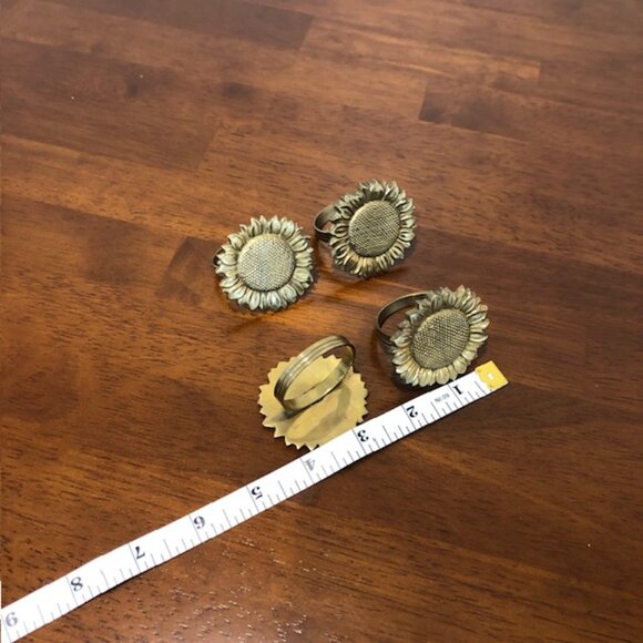 Sunflower Metal Napkin Ring Holders Set of 4 Pre-Owned. - Picture 6 of 13